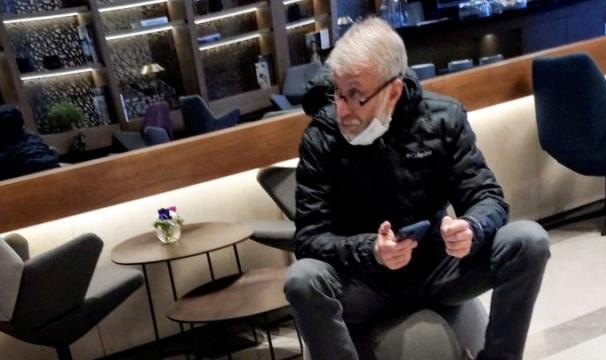 kaiyun 官网-华尔街日报：阿布中毒一度失明 他刚刚参与了和谈