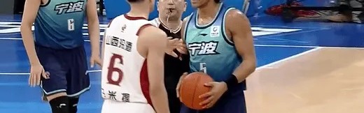 kaiyun 官网-杰克逊与于米提身体碰撞后发生小摩擦，双方领到技术犯规