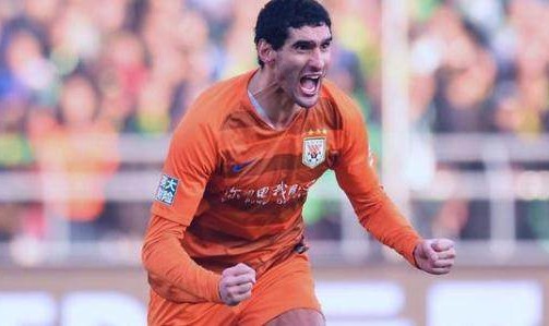 又是读秒头球绝杀！熟悉的头球大师砸晕国足王牌